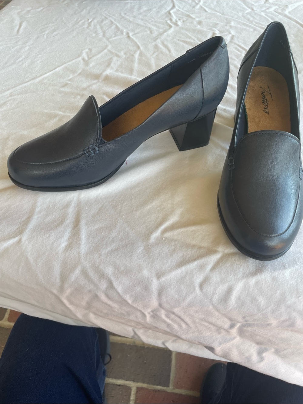 Trotters Navy Leather Block Heel Loafers Pumps Comfort Career Shoes 7.5W